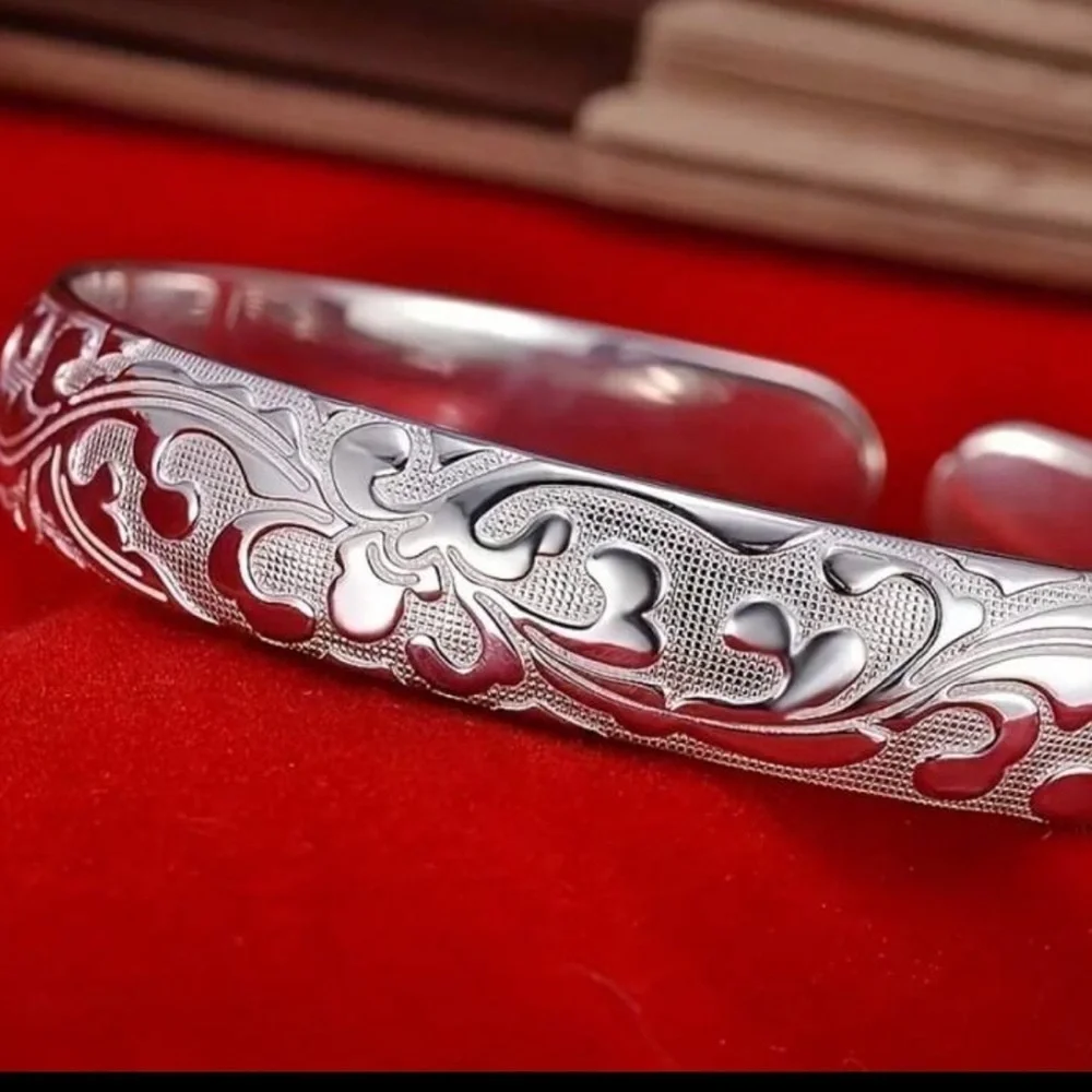 Silver Floral Cuff Bracelet – Adjustable Vintage-Inspired Design